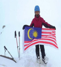 Malaysian girl celebrates Independence Day on Pakistani peak